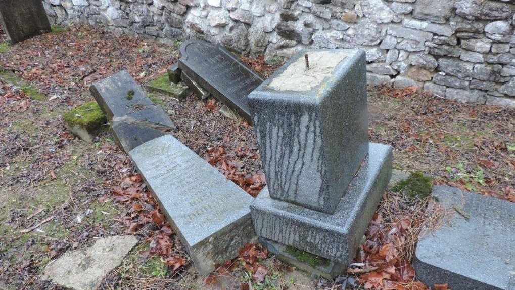 Židovský hřbitov na Slovensku zničili  kluci ve věku 9 až 12 let